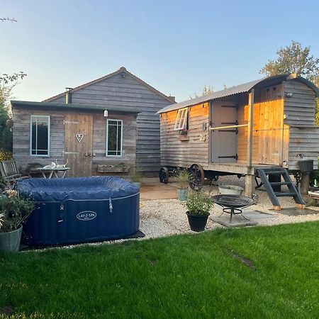 The Hen House Shepherds Hut With Hot Tub Chittoe Exterior photo