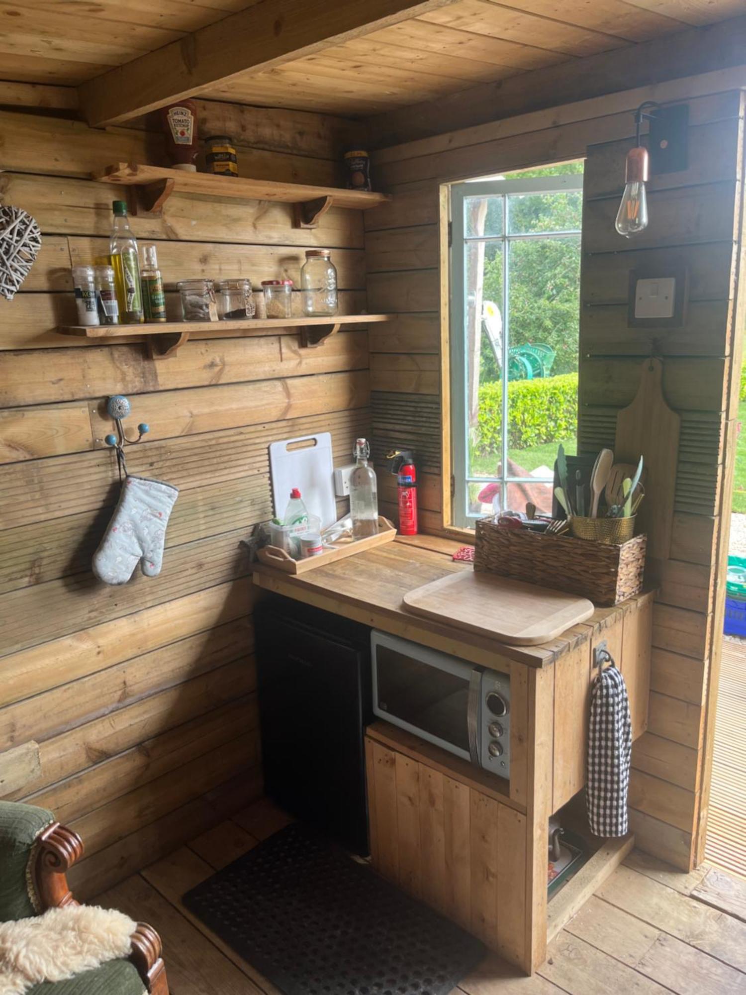 The Hen House Shepherds Hut With Hot Tub Chittoe Exterior photo