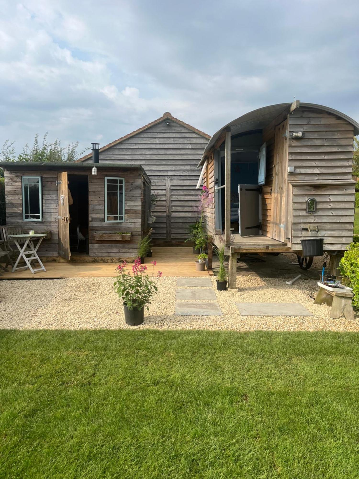 The Hen House Shepherds Hut With Hot Tub Chittoe Exterior photo