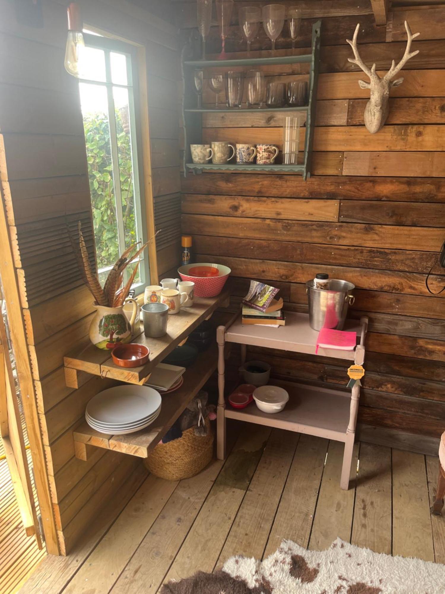 The Hen House Shepherds Hut With Hot Tub Chittoe Exterior photo