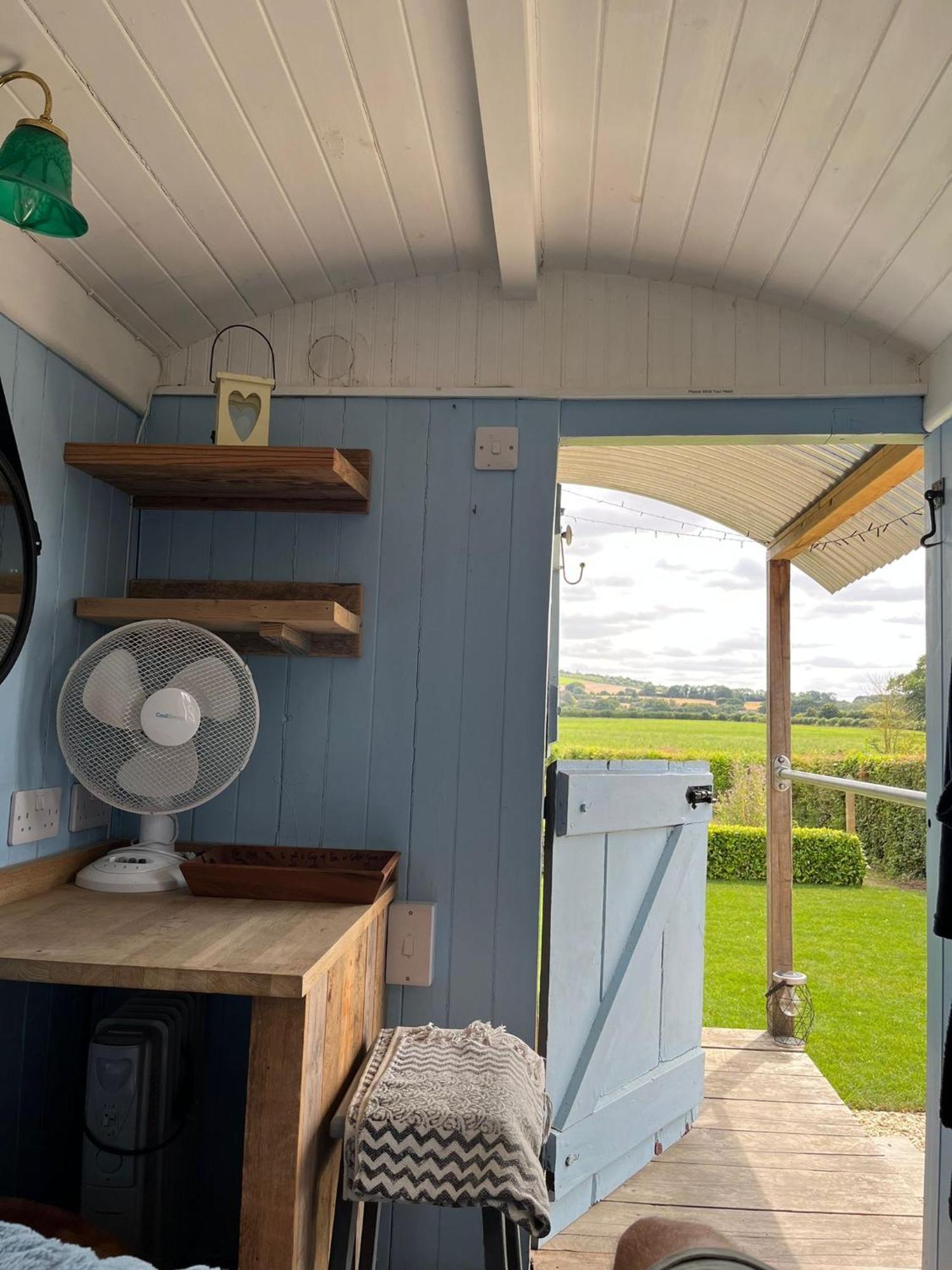 The Hen House Shepherds Hut With Hot Tub Chittoe Exterior photo