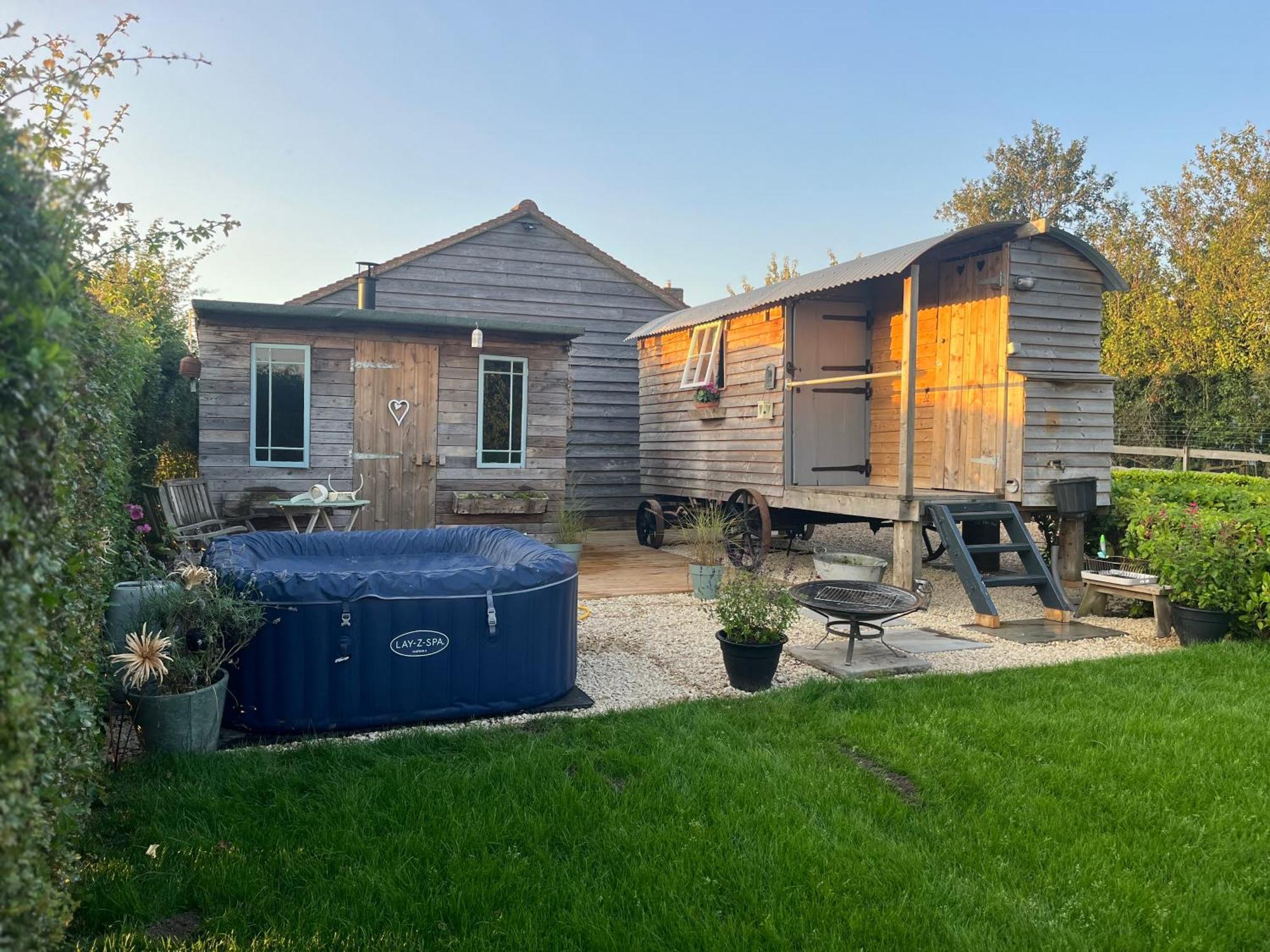 The Hen House Shepherds Hut With Hot Tub Chittoe Exterior photo